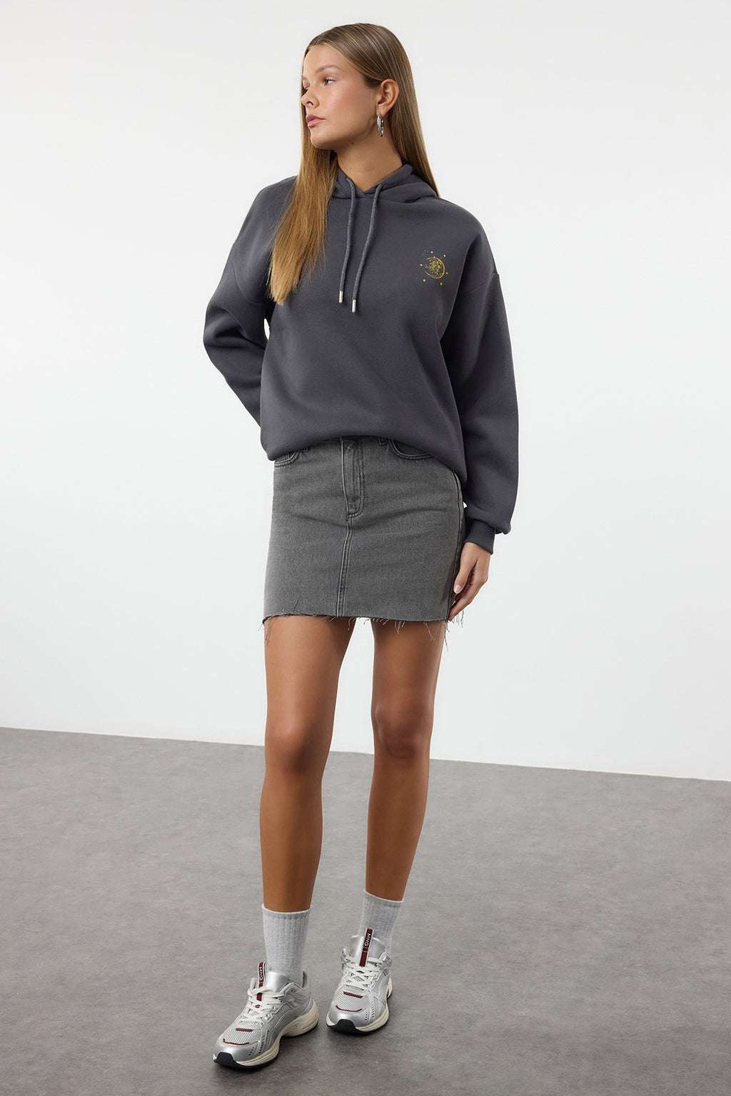 Trendyolmilla Ekru Kalın İçi Polarlı Kapüşonlu Baskılı Oversize/Geniş Kalıp Örme Sweatshirt TWOAW24SW00136