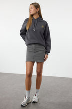 Trendyolmilla Ekru Kalın İçi Polarlı Kapüşonlu Baskılı Oversize/Geniş Kalıp Örme Sweatshirt TWOAW24SW00136
