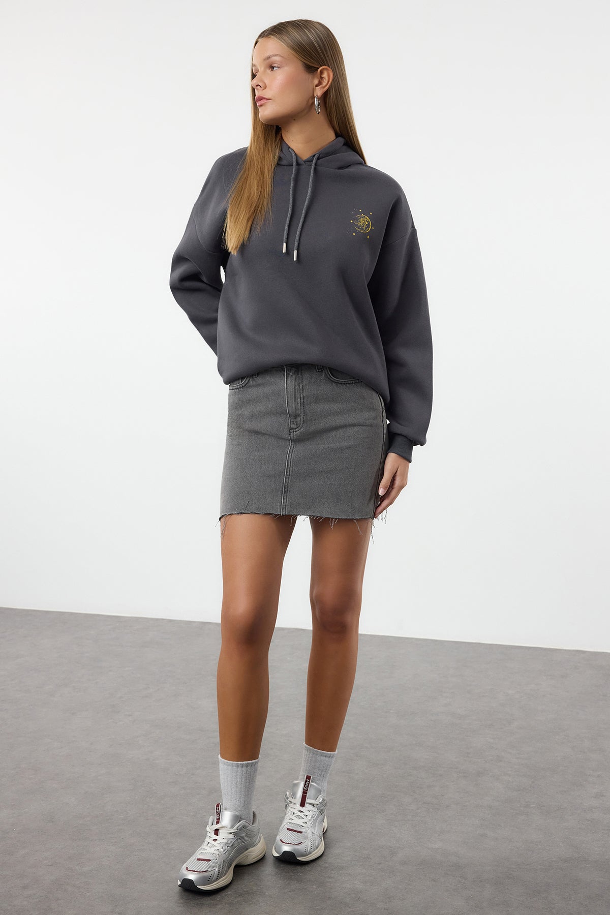 Trendyolmilla Ekru Kalın İçi Polarlı Kapüşonlu Baskılı Oversize/Geniş Kalıp Örme Sweatshirt TWOAW24SW00136