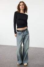 Trendyolmilla Yağ Yeşili Fitted/Vücuda Oturan Büzgü Detaylı Esnek Örme Bluz TWOAW25BZ00225