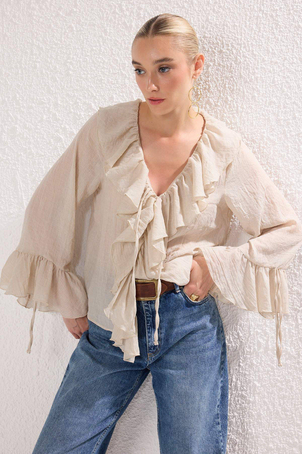 Trendyolmilla Gri Fırfırlı Bohem İnce Pamuklu Kumaş Uzun Kol Dokuma Bluz TWOSS25BZ00551