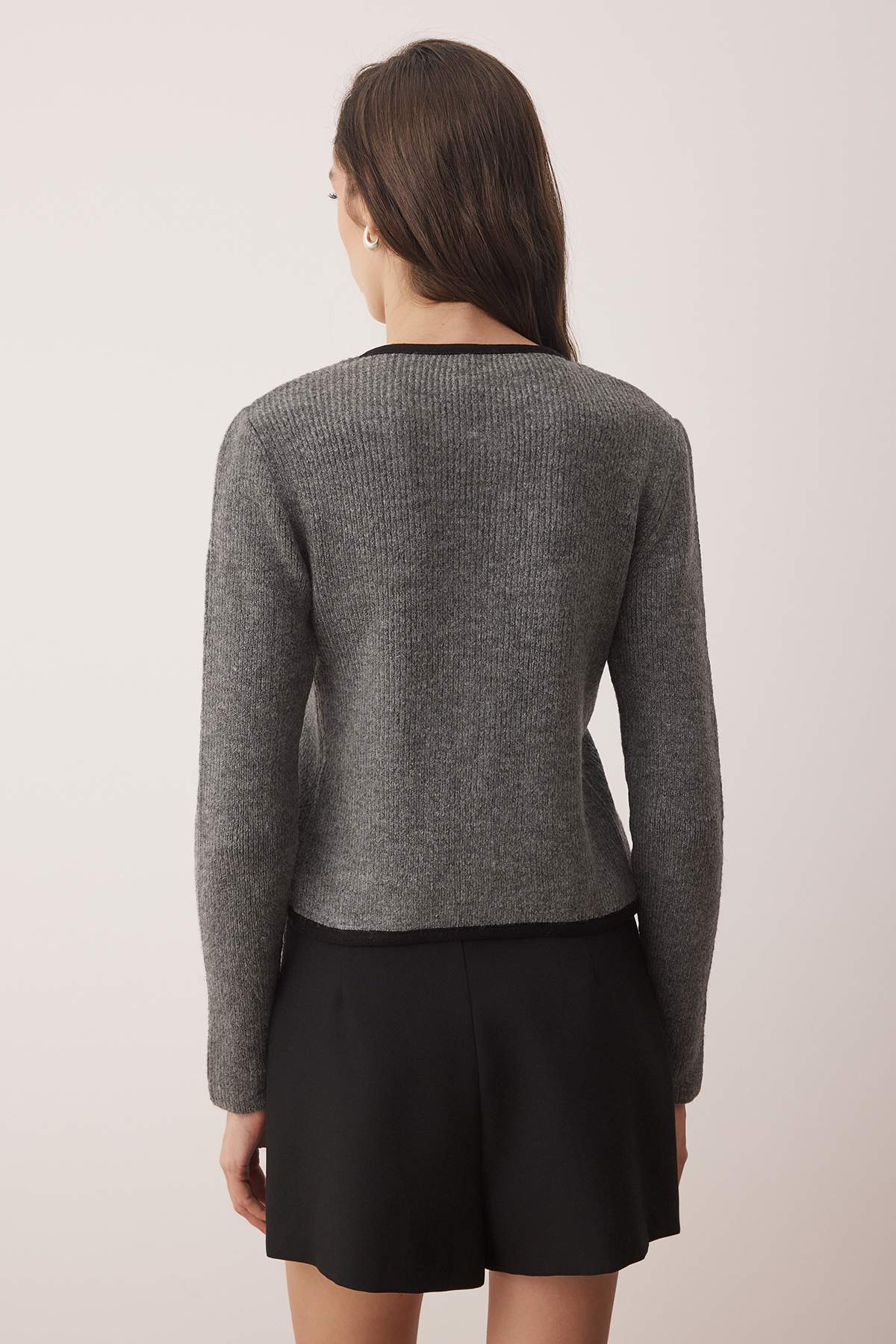 Trendyolmilla Kahverengi Fitted/Vücuda Oturan Kurdele Detaylı Crop Triko Hırka TWOAW26HI00173