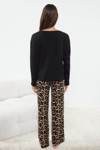 Trendyolmilla Beyaz-Siyah Leopar Desenli Örme Pijama Takımı THMAW25PT00100