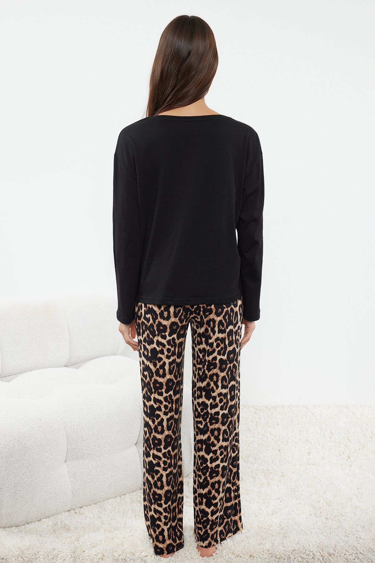 Trendyolmilla Beyaz-Siyah Leopar Desenli Örme Pijama Takımı THMAW25PT00100