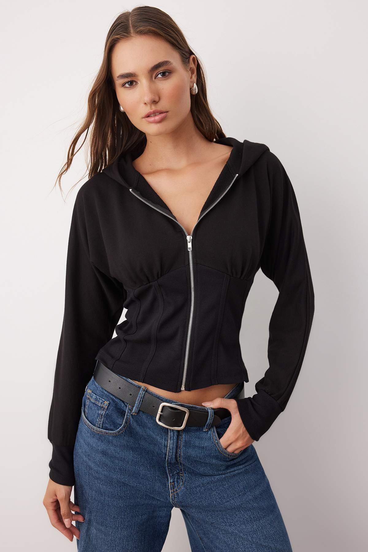 Siyah Fermuarlı Kapüşonlu Belden Oturmalı Esnek Örme Sweatshirt TWOAW26SW00012 Main image