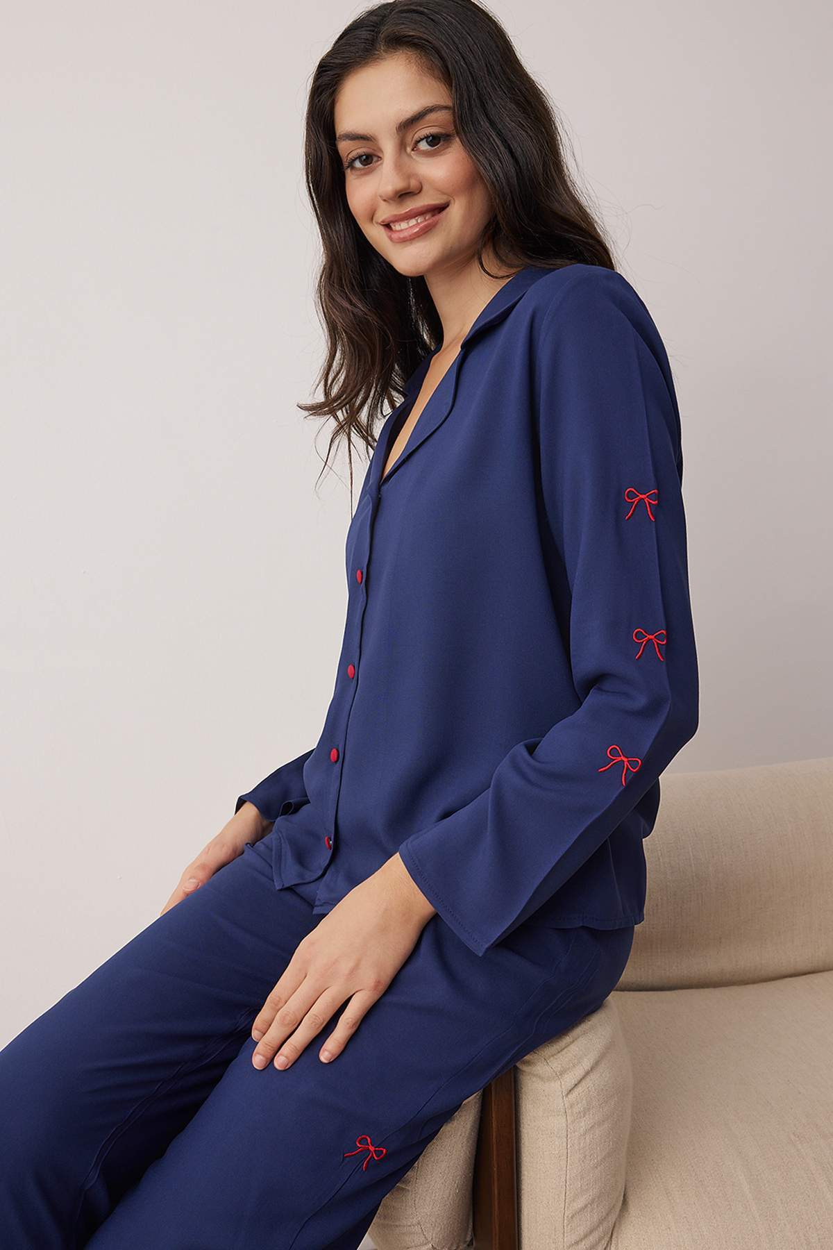 Trendyolmilla Lacivert Kurdele/Fiyonk Nakış Detaylı Viskon Dokuma Pijama Takımı THMAW26PT00089