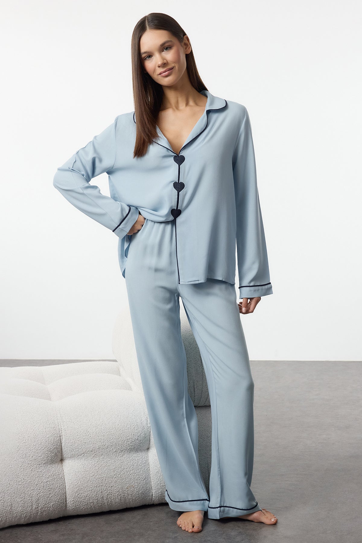 Trendyolmilla Beyaz Kalp Nakışlı Biyeli Viskon Dokuma Pijama Takımı THMAW25PT00179
