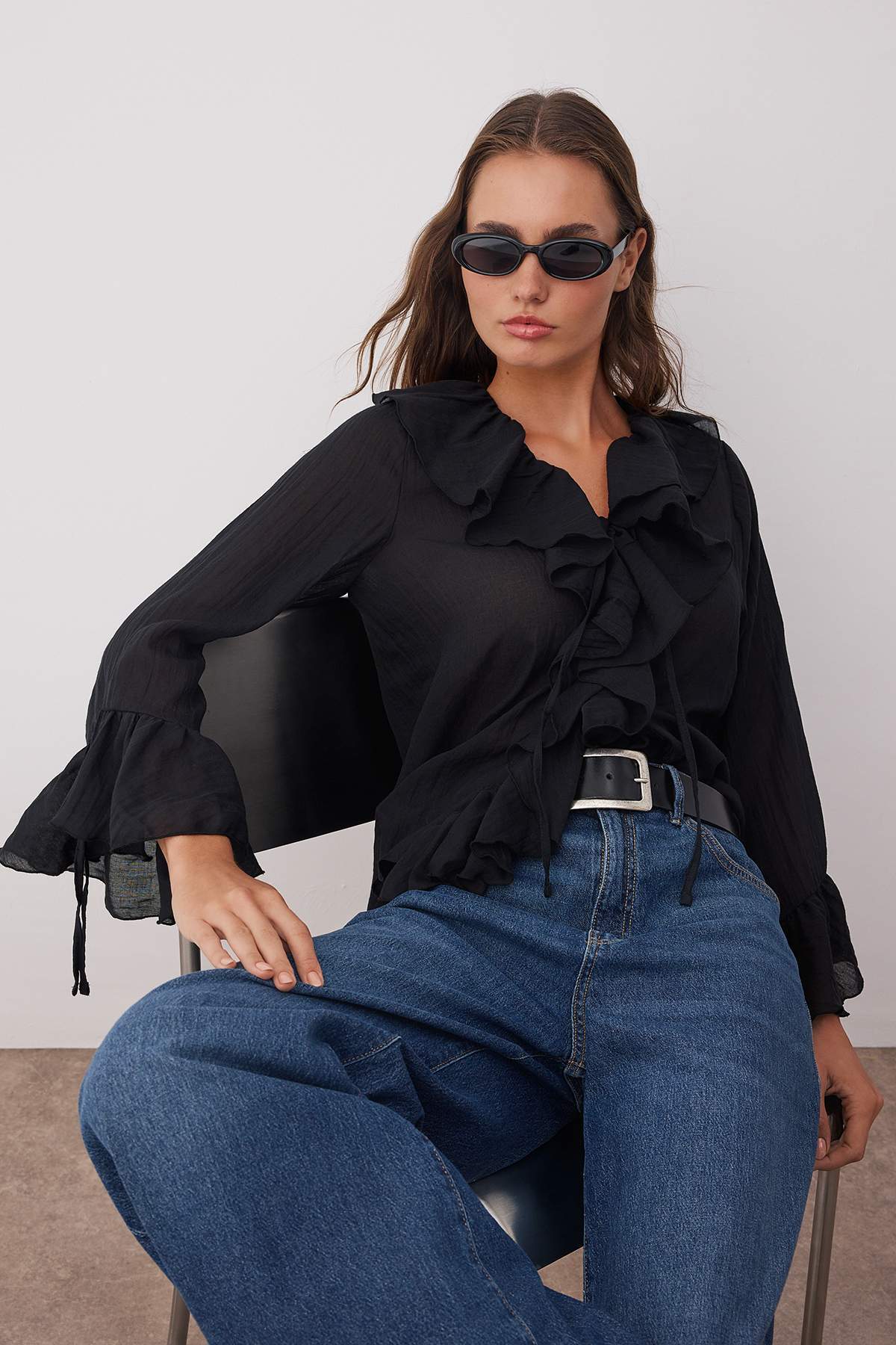 Trendyolmilla Gri Fırfırlı Bohem İnce Pamuklu Kumaş Uzun Kol Dokuma Bluz TWOSS25BZ00551