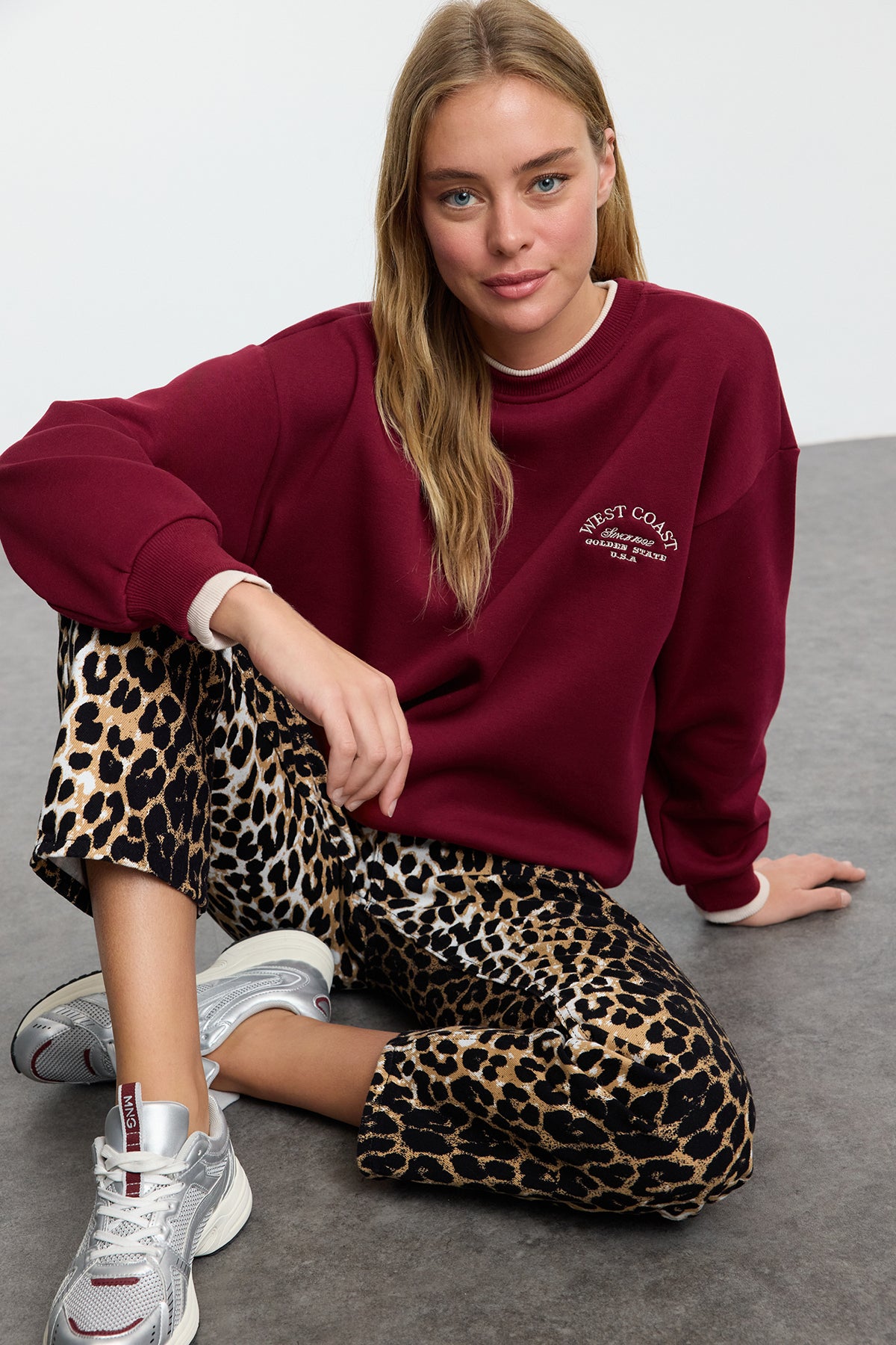 Bordo Slogan Nakışlı Renk Bloklu Oversize Kalıp Kalın İçi Polarlı Örme Sweatshirt TWOAW25SW00245 Secondary image