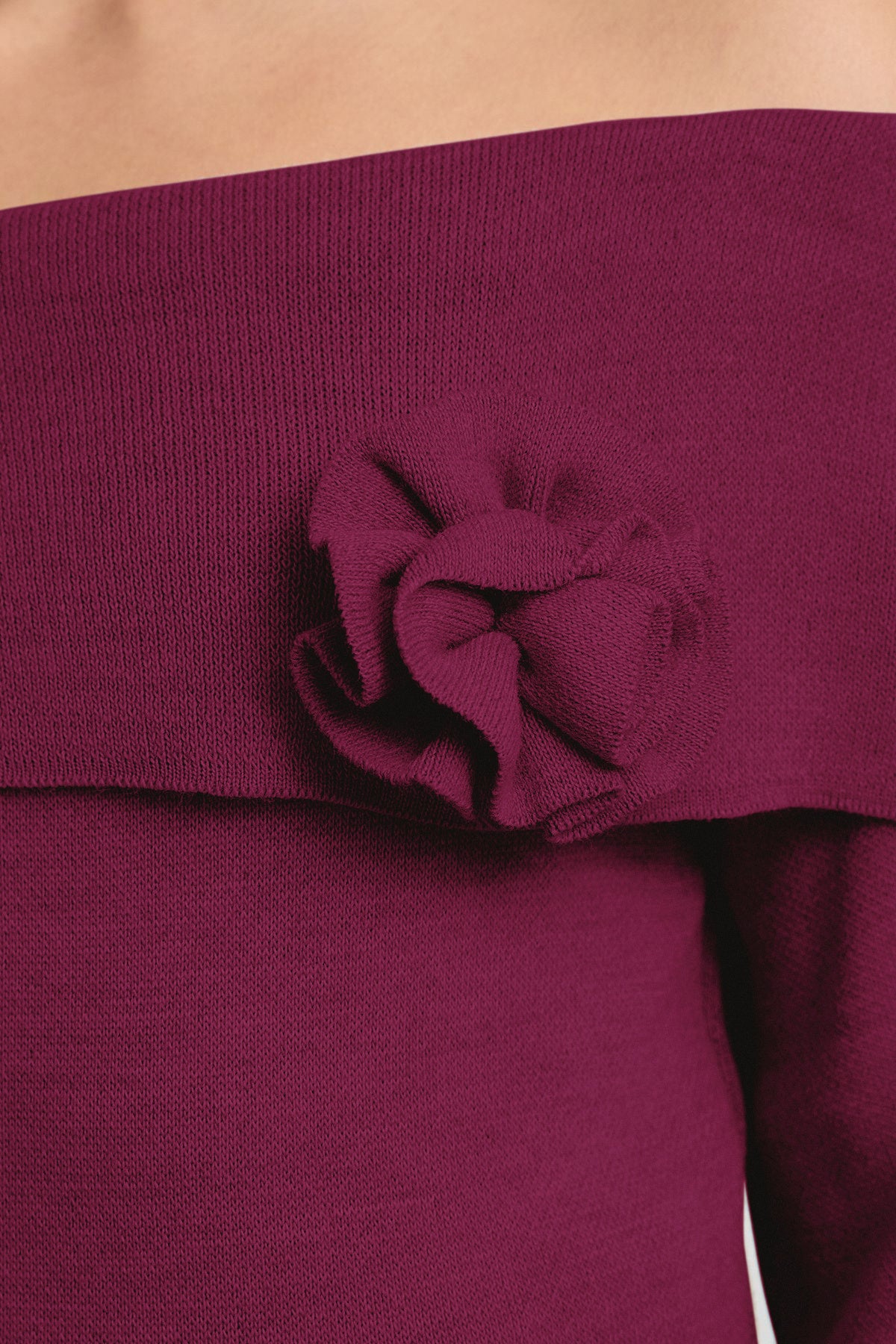 Trendyolmilla Kahverengi Gül Detaylı Carmen Yaka Triko Kazak TWOAW25KZ00373