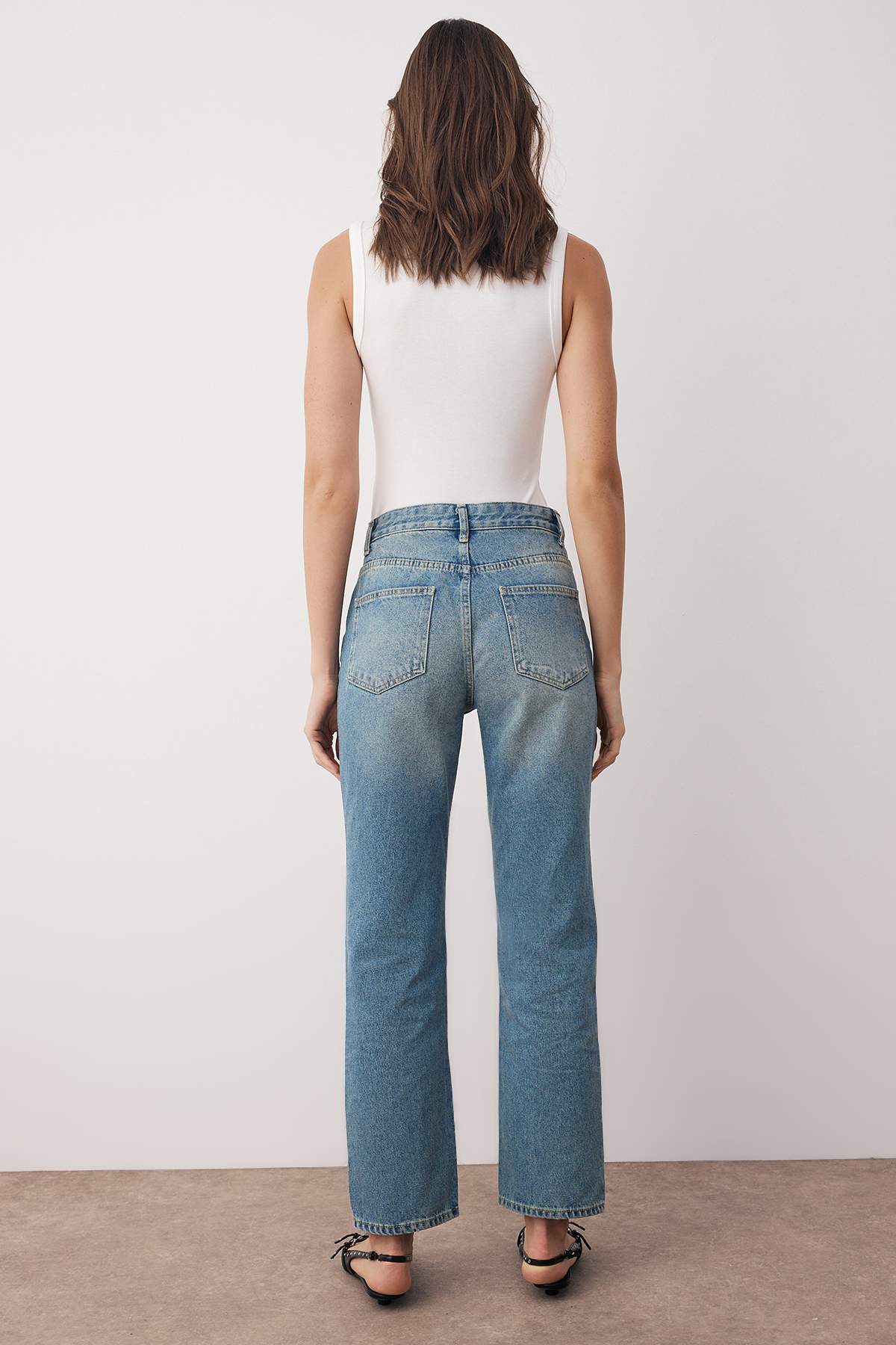 Trendyolmilla Antrasit Yüksek Bel Asimetrik Kapama Bel Detaylı Straight/Düz Kesim/Boru Paça Jeans TWOAW26JE00132
