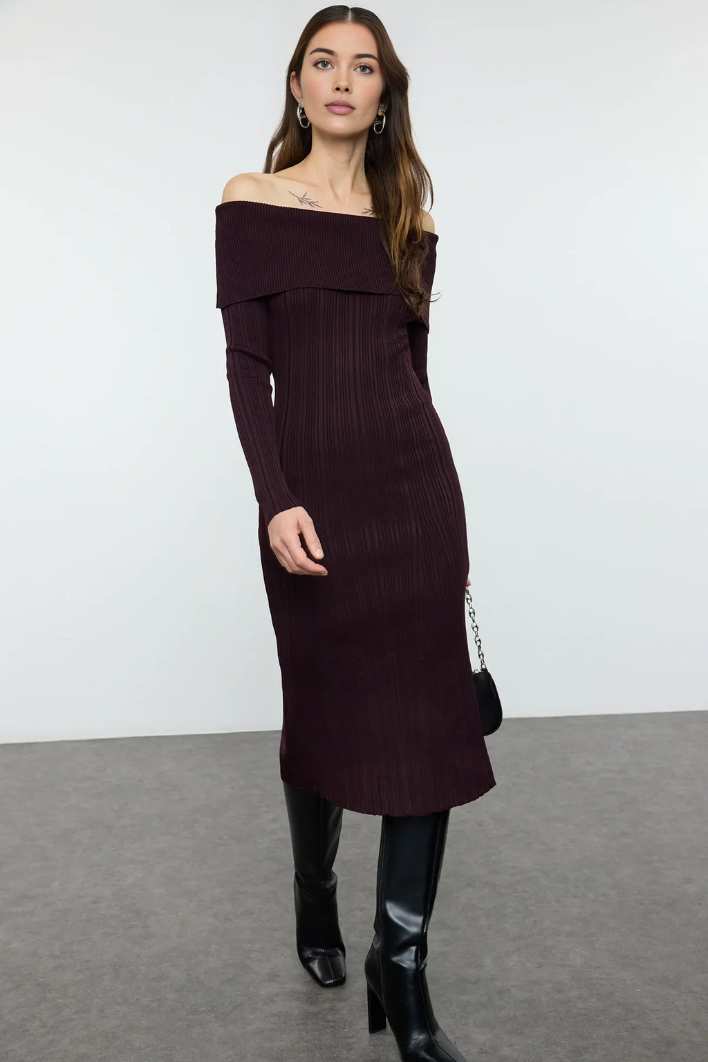 Trendyolmilla Kahverengi Midi Triko Basic Carmen Yaka Elbise TWOAW25EL00033