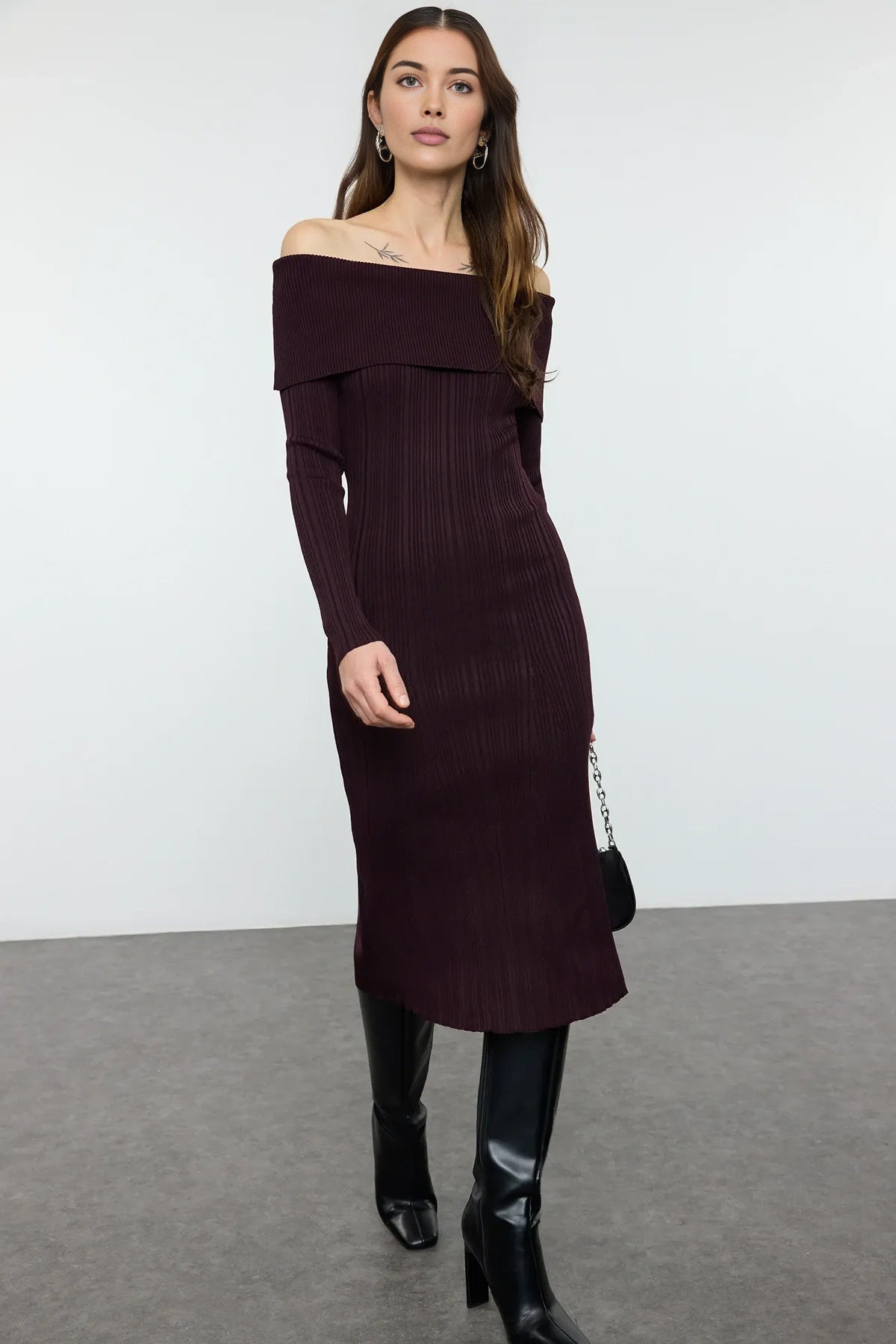 Trendyolmilla Kahverengi Midi Triko Basic Carmen Yaka Elbise TWOAW25EL00033