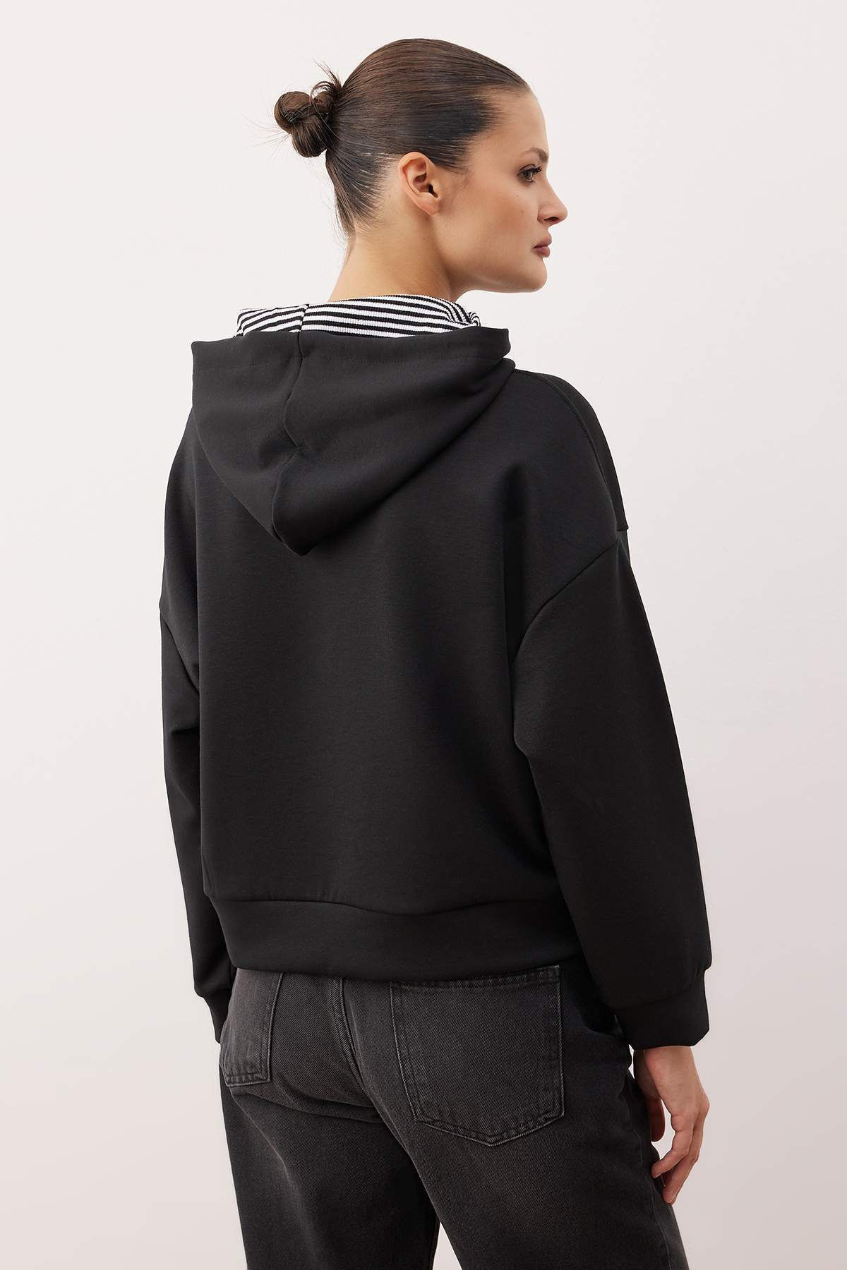 Siyah Kapüşonlu Oversize/Geniş Kalıp Örme Sweatshirt TWOAW26SW00223