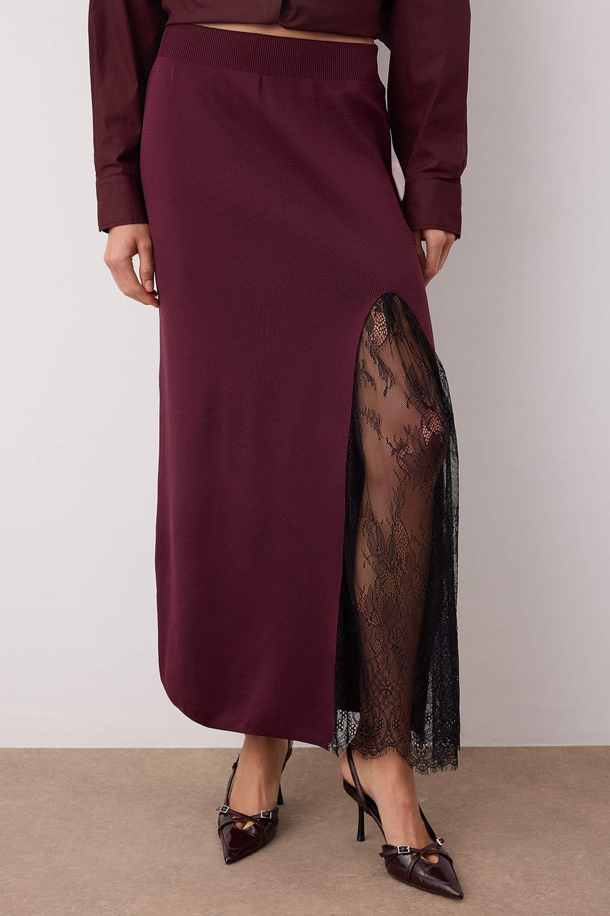 Trendyolmilla Bordo Dantelli Yırtmaç Detaylı Maxi Triko Etek TWOAW26ET00117