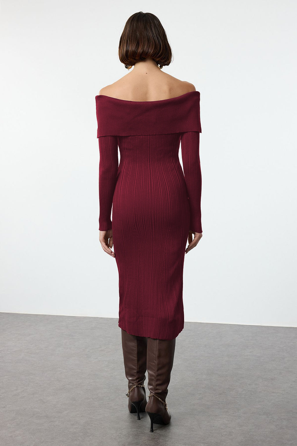 Trendyolmilla Kahverengi Midi Triko Basic Carmen Yaka Elbise TWOAW25EL00033