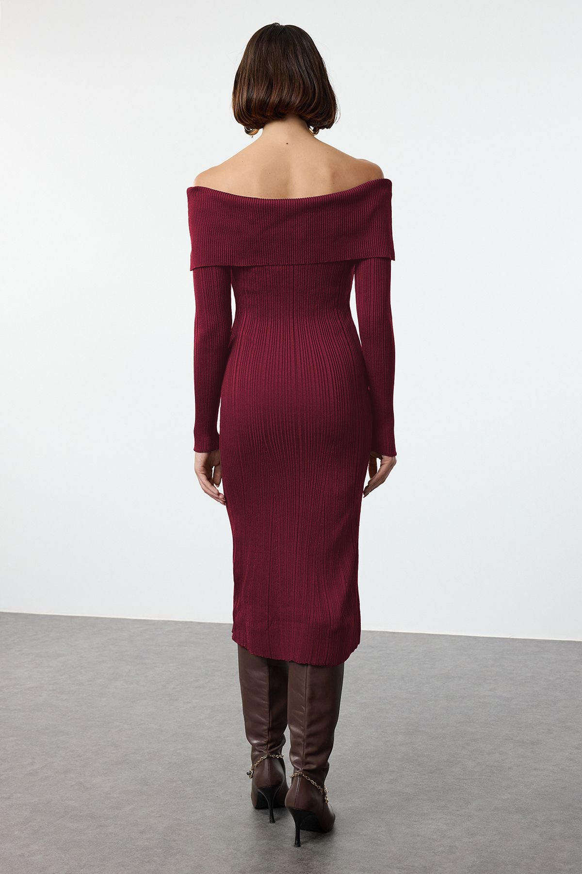 Trendyolmilla Kahverengi Midi Triko Basic Carmen Yaka Elbise TWOAW25EL00033