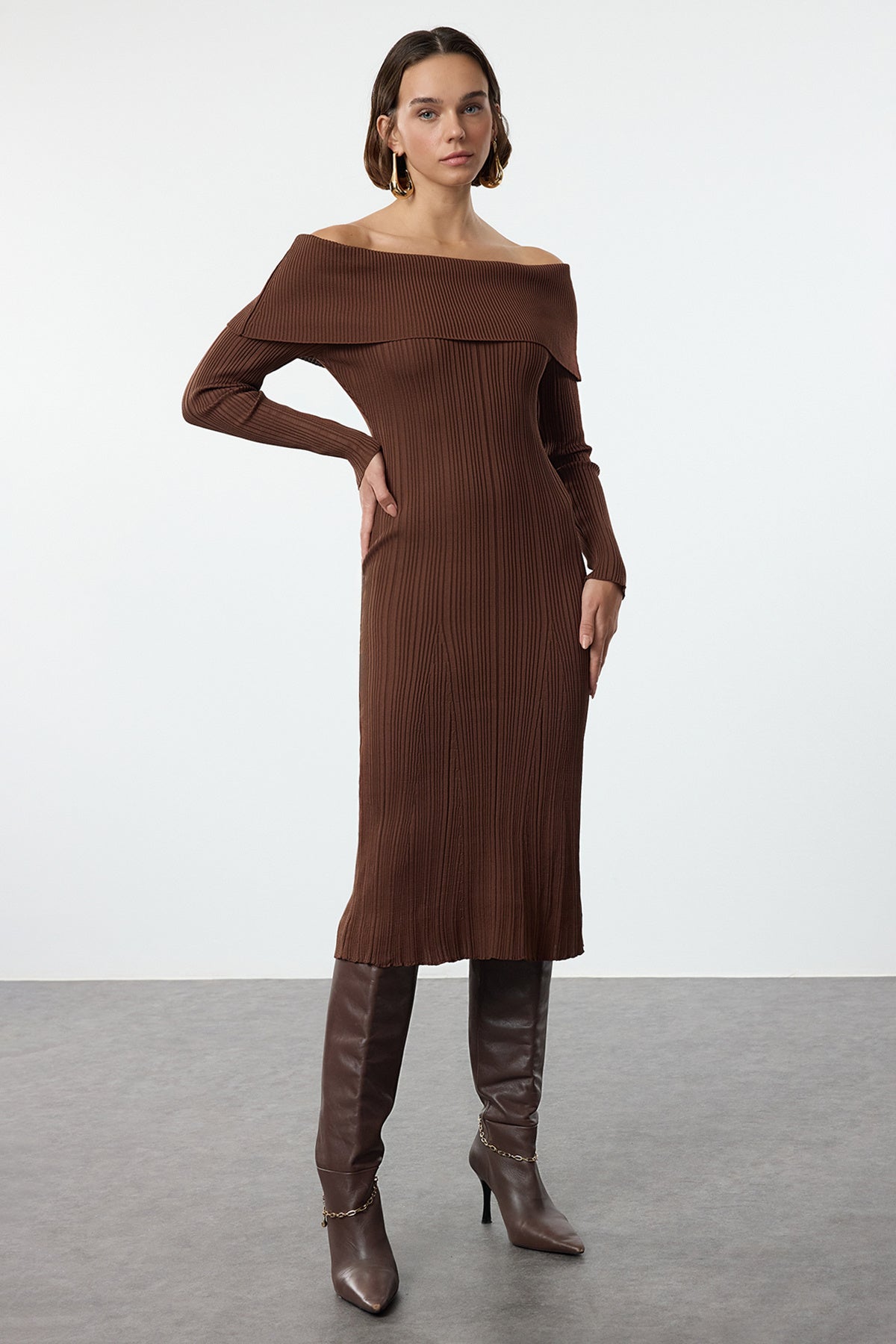 Trendyolmilla Kahverengi Midi Triko Basic Carmen Yaka Elbise TWOAW25EL00033 Main image