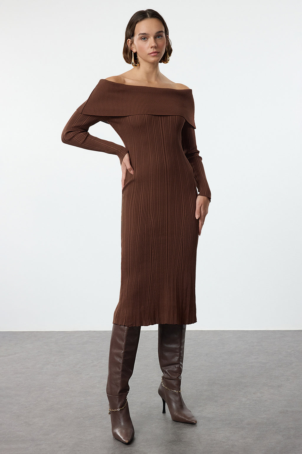 Trendyolmilla Kahverengi Midi Triko Basic Carmen Yaka Elbise TWOAW25EL00033