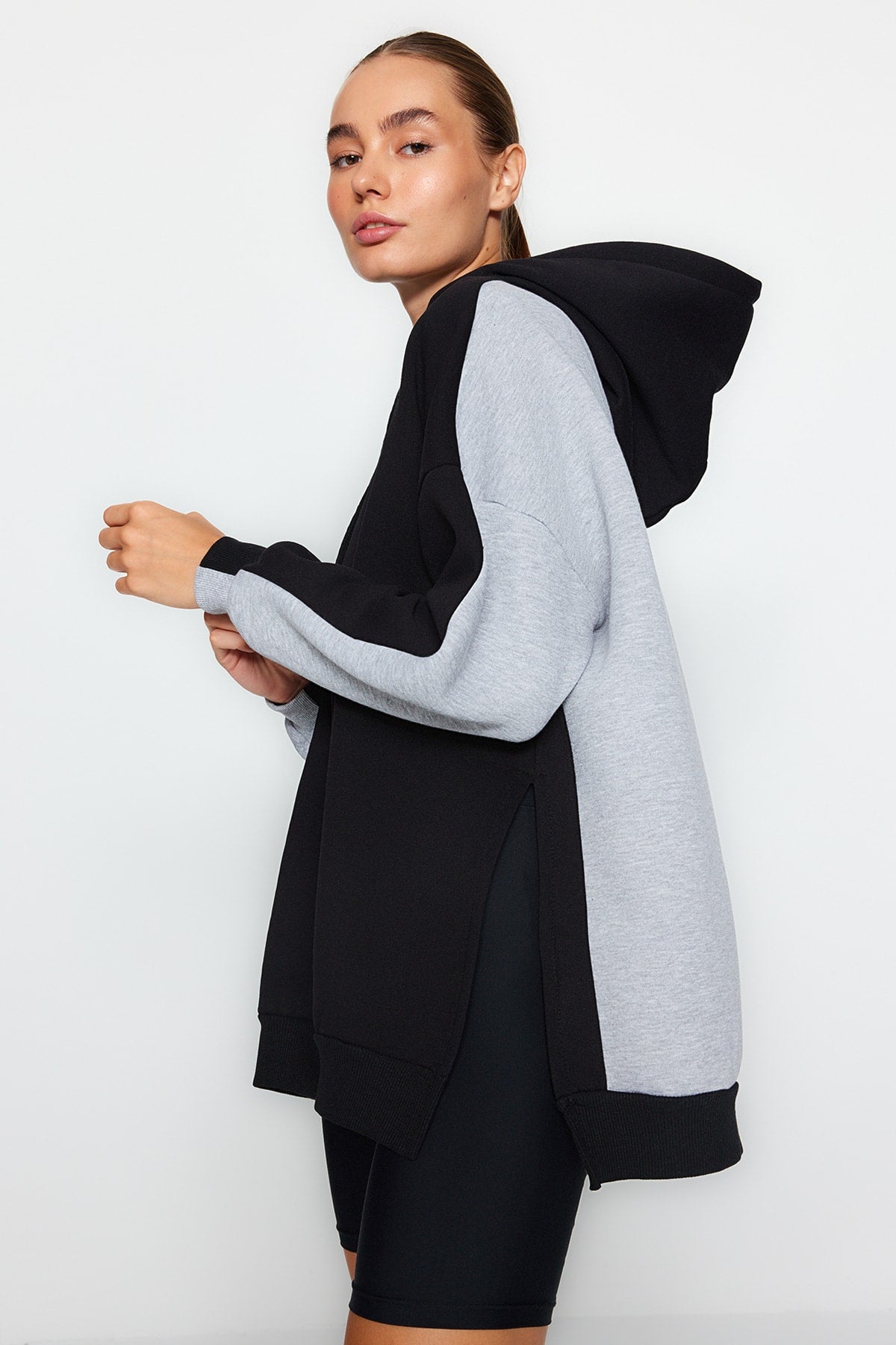 Trendyolmilla Gri Melanj Pamuklu Renk Bloklu Geniş Kalıp İçi Polarlı Örme Spor Sweatshirt TWOSS22SW0074 Main image