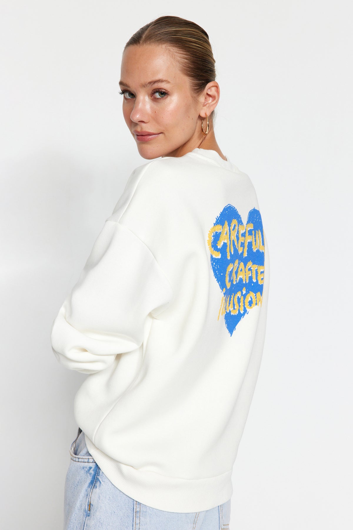 Trendyolmilla Ekru Kalın İçi Polarlı Göğüs ve Sırt Kabartma Baskılı Oversize Örme Sweatshirt TWOAW24SW00226 Secondary image