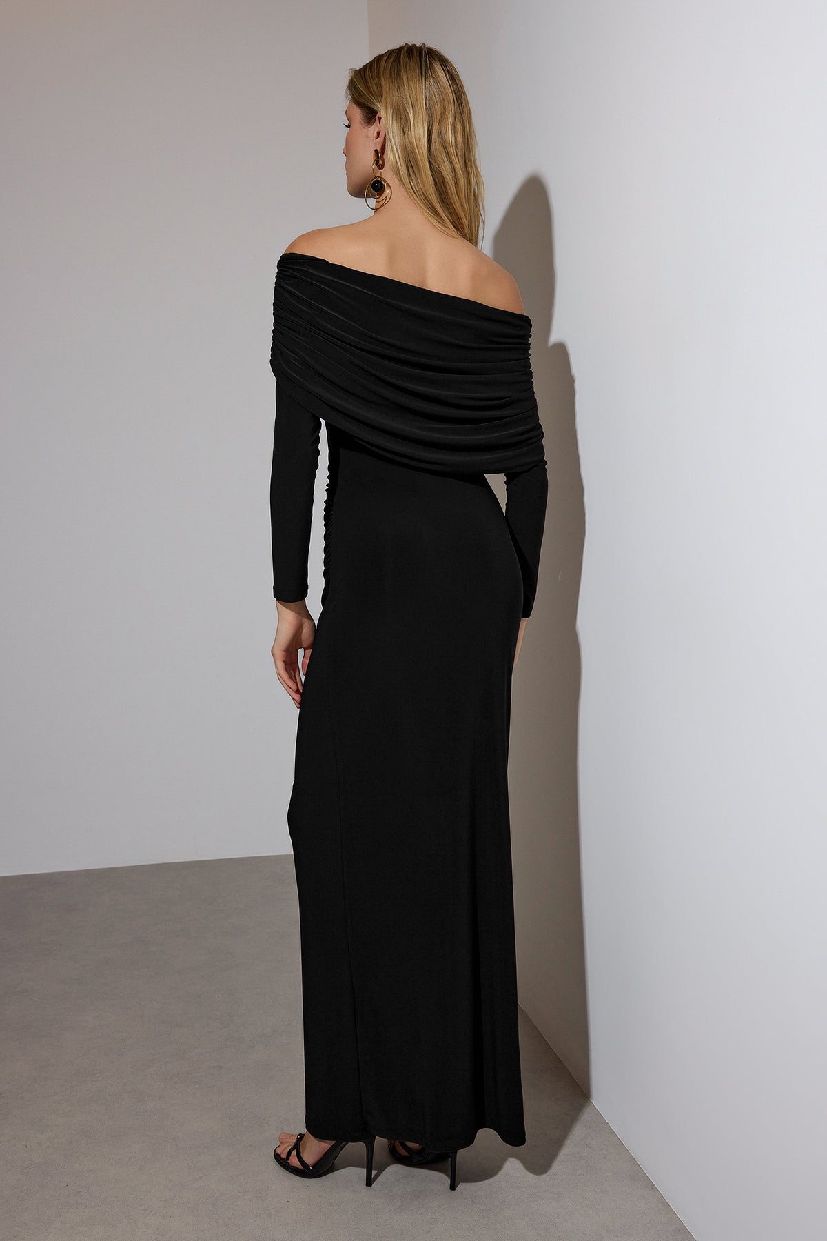 Trendyolmilla Limited Edition Siyah Büzgülü Carmen Yaka Esnek Maxi Örme Elbise TWOAW26EL00112