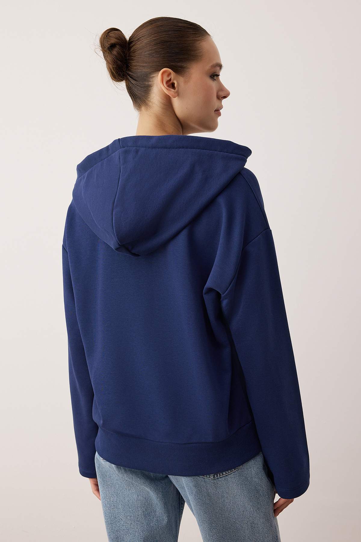 Trendyolmilla Lacivert Bağlama Detaylı Oversize/Geniş Kalıp Örme Sweatshirt TWOAW26SW00053
