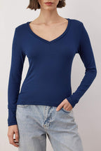 Trendyolmilla Siyah Premium Yumuşak Kumaşlı V Yaka Fitted/Vücuda Oturan Esnek Örme Bluz TWOAW24BZ00050