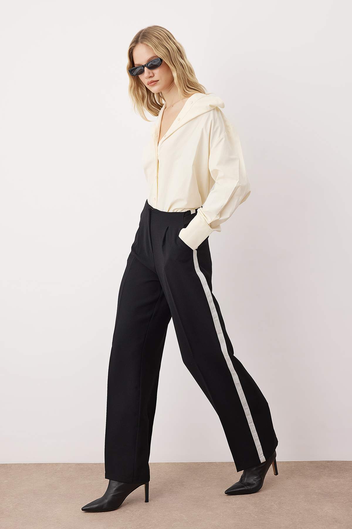 Siyah Yanları Şerit Detaylı Wide Leg/Geniş Paça Dökümlü Kumaş Pantolon TWOAW26PL00066