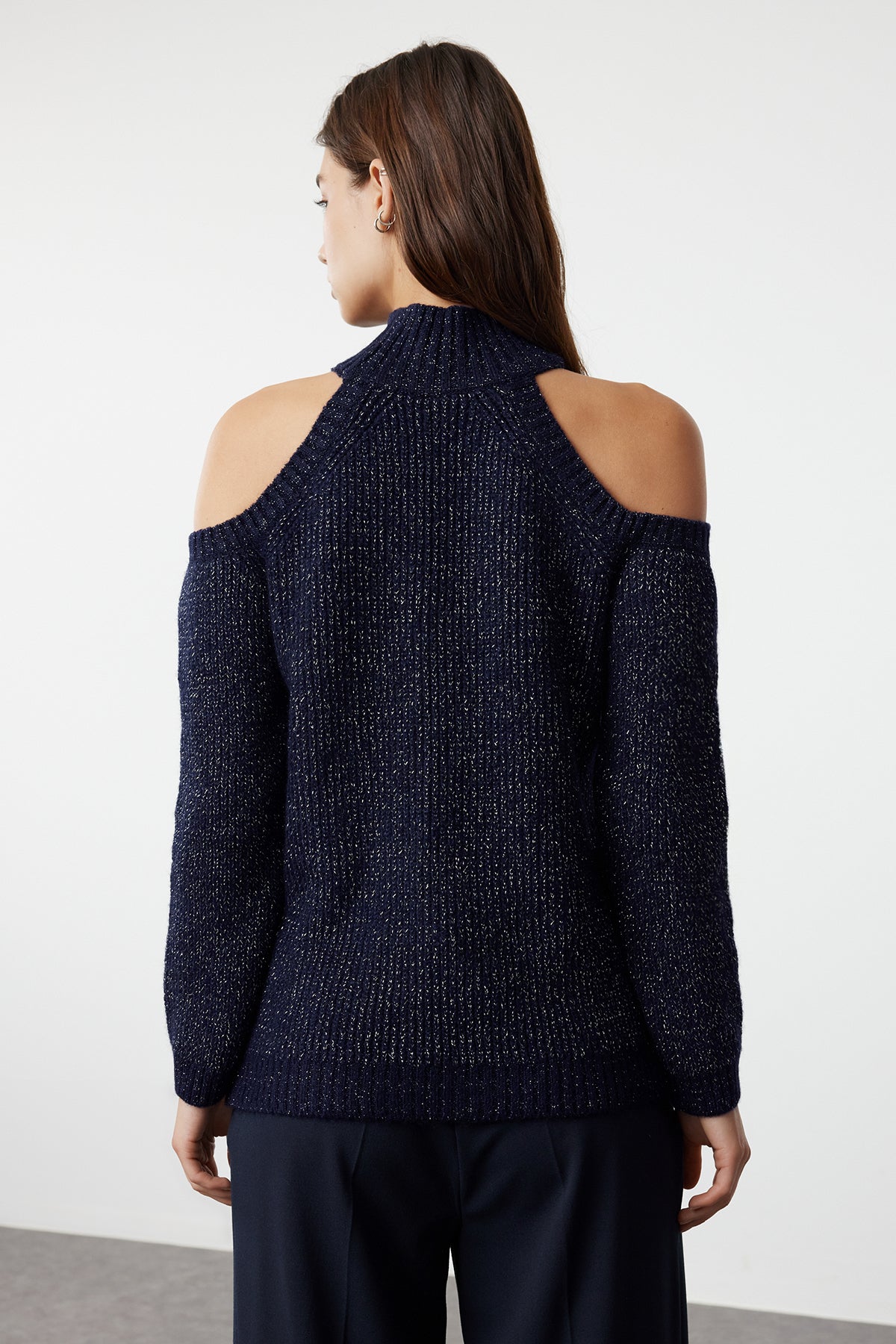 Trendyolmilla Lacivert Simli Pencere/Cut Out Detaylı Triko Kazak TWOAW20XS0006