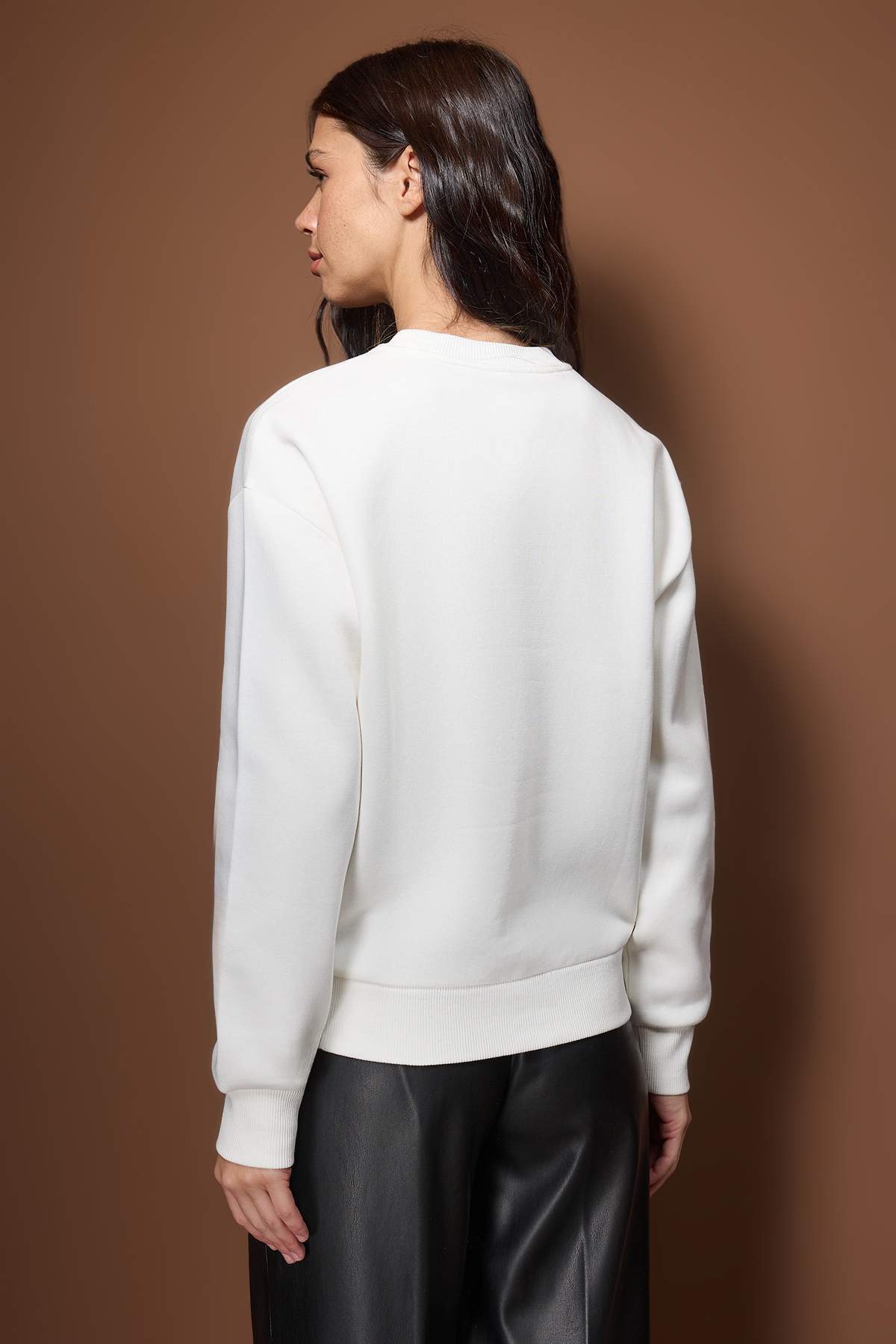 Ekru Kalın İçi Polarlı Regular/Normal Kalıp Nakışlı Örme Sweatshirt TWOAW26SW00253