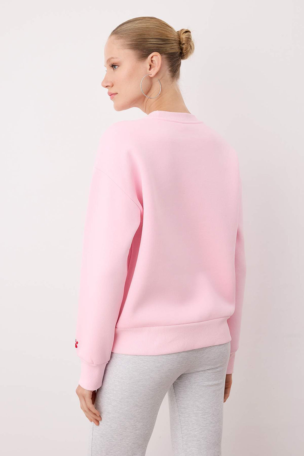 Trendyolmilla Siyah Regular/Normal Kalıp Nakış Detaylı Kalın İçi Polarlı Örme Sweatshirt TWOAW26SW00200