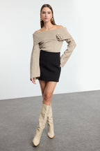 Trendyolmilla Kahverengi Gül Detaylı Carmen Yaka Triko Kazak TWOAW25KZ00373