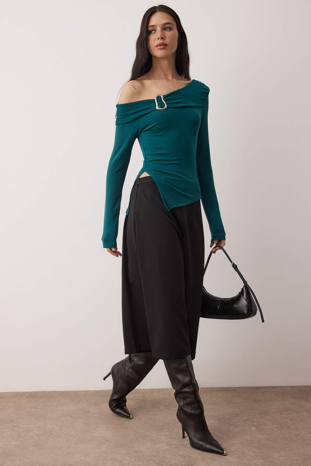 Trendyolmilla Mürdüm Asimetrik Yaka Aksesuar Detaylı Fitted Açık Omuzlu Örme Bluz TWOAW26BZ00121