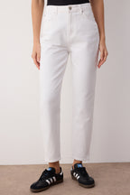 Trendyolmilla Beyaz Yüksek Bel Mom %100 Pamuk Non-Stretch Jeans TWOAW24JE00076
