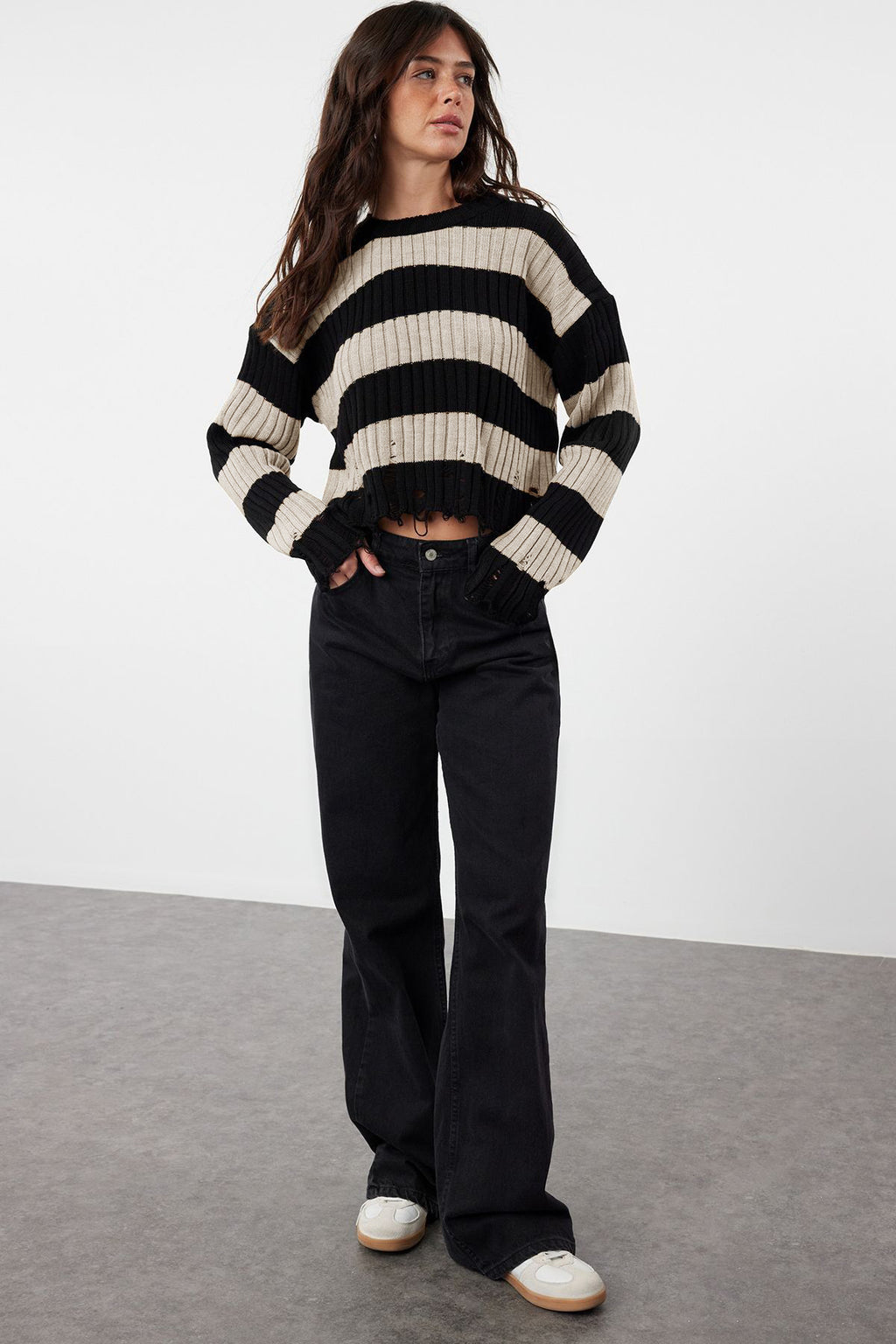 Trendyolmilla Siyah Crop Geniş Kalıp Çizgili Triko Kazak TWOAW24KZ00905