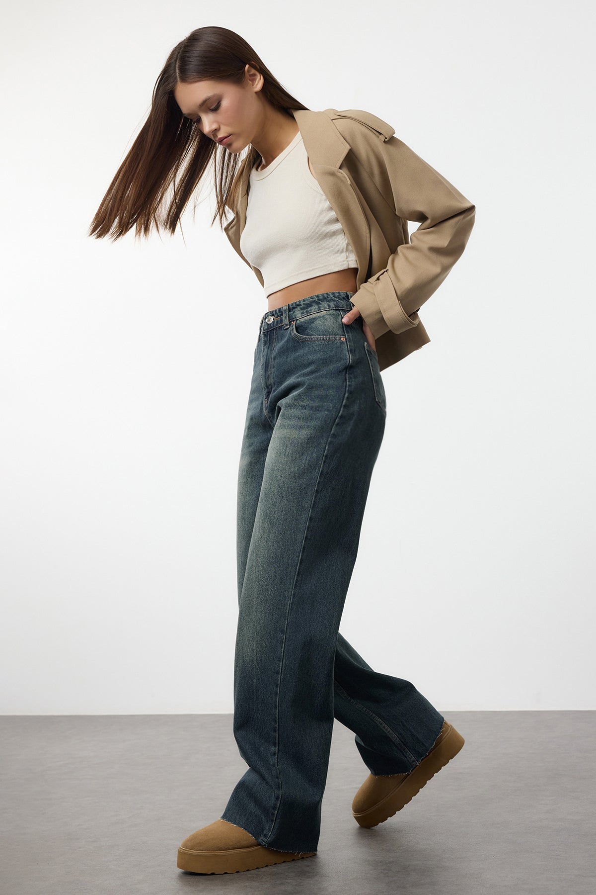 Trendyolmilla Ekru Paçası Kesikli Yüksek Bel Straight %100 Pamuk Non-Stretch Jeans TWOAW25JE00378