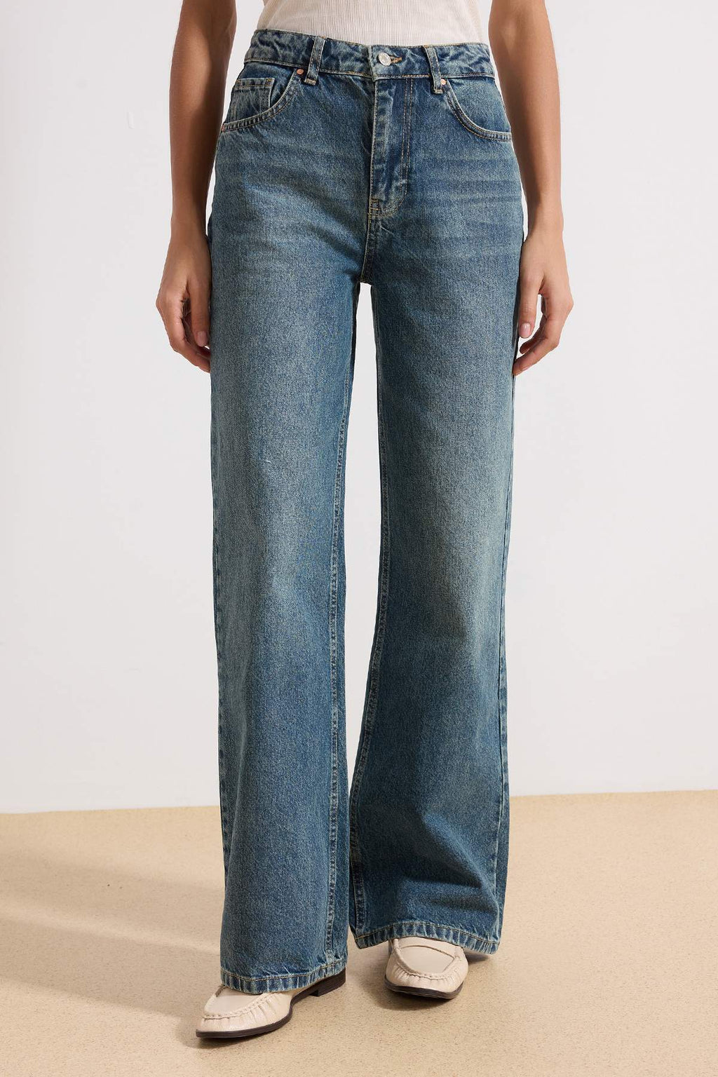 Trendyolmilla Mavi Soluk Efekt Vintage Yüksek Bel Wide Leg Geniş Paça %100 Pamuk Non-Stretch Jeans TWOAW24JE00089