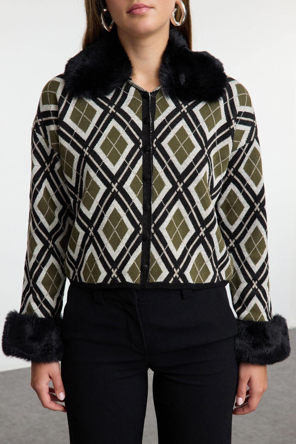 Trendyolmilla Siyah Çıkartılabilir Suni Kürklü Simli Crop Triko Hırka TWOAW24HI00043