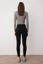 Solmayan Siyah Önden Düğmeli Yüksek Bel Ekstra Esnek Skinny Vücudu Saran Jeans TWOAW24JE00090