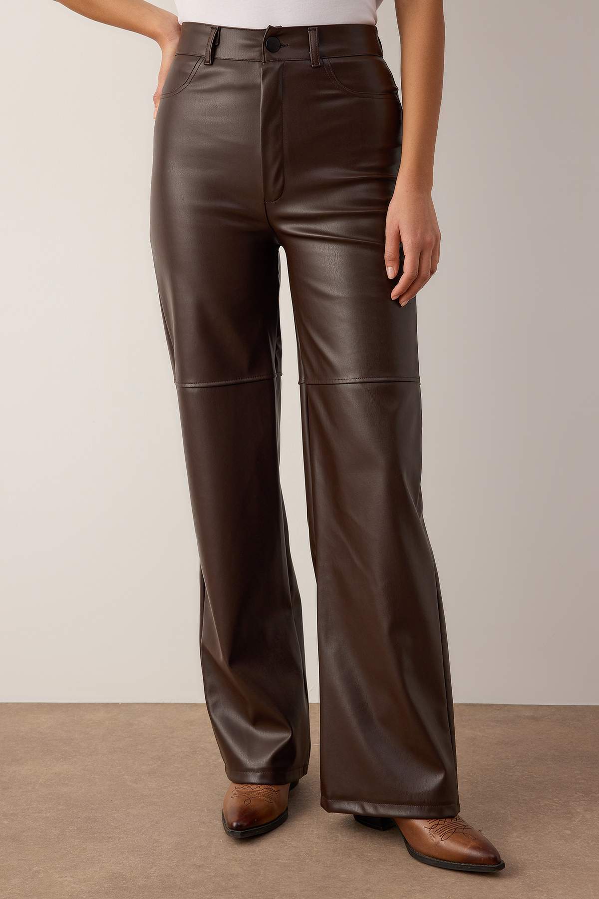 Trendyolmilla Kahverengi Relaxed/Rahat Straight/Boru Paça Dikiş Detaylı Örme Deri Pantolon TWOAW25PL00068