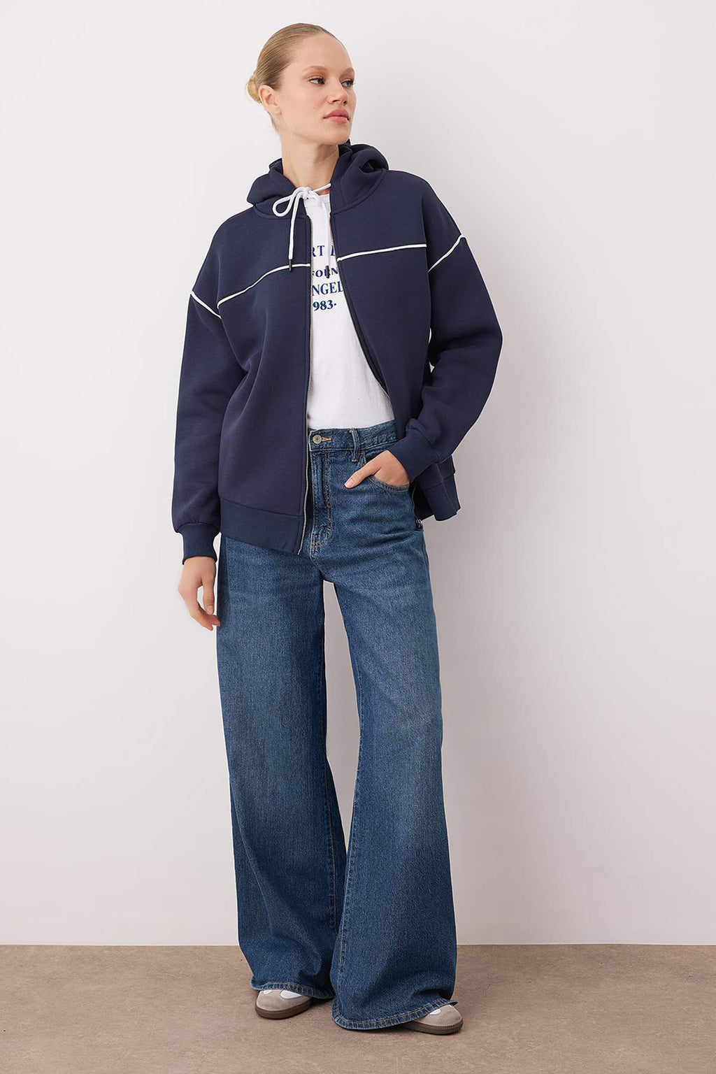 Trendyolmilla Lacivert Kapüşonlu ve Biye Detaylı Oversize/Geniş Kalıp Örme Sweatshirt TWOAW26SW00106