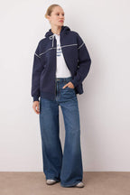 Trendyolmilla Ekru Kapüşonlu ve Biye Detaylı Oversize/Geniş Kalıp Örme Sweatshirt TWOAW26SW00106