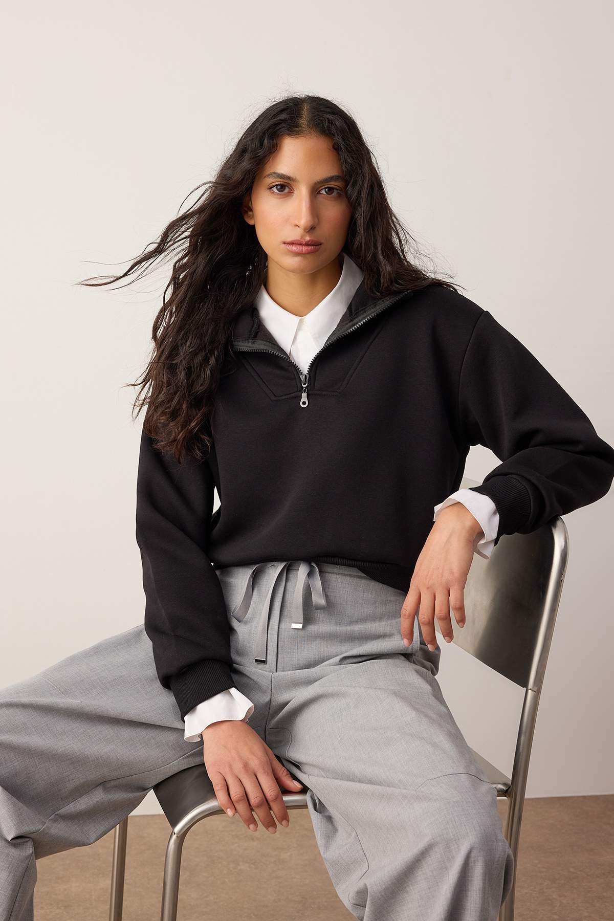 Trendyolmilla Siyah Kalın İçi Polarlı Dik Yaka Yarım Pat Fermuarı Crop Örme Sweatshirt TWOAW26SW00233 Main image