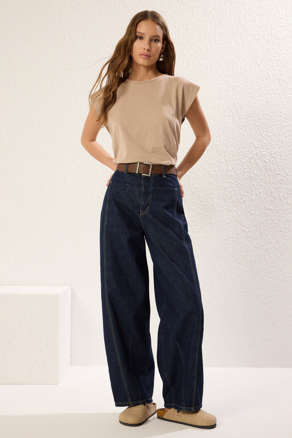 Trendyolmilla Ekru Kahverengi Kemerli Dikiş Detaylı Yüksek Bel Barrel Baggy Jeans TWOSS25JE00182