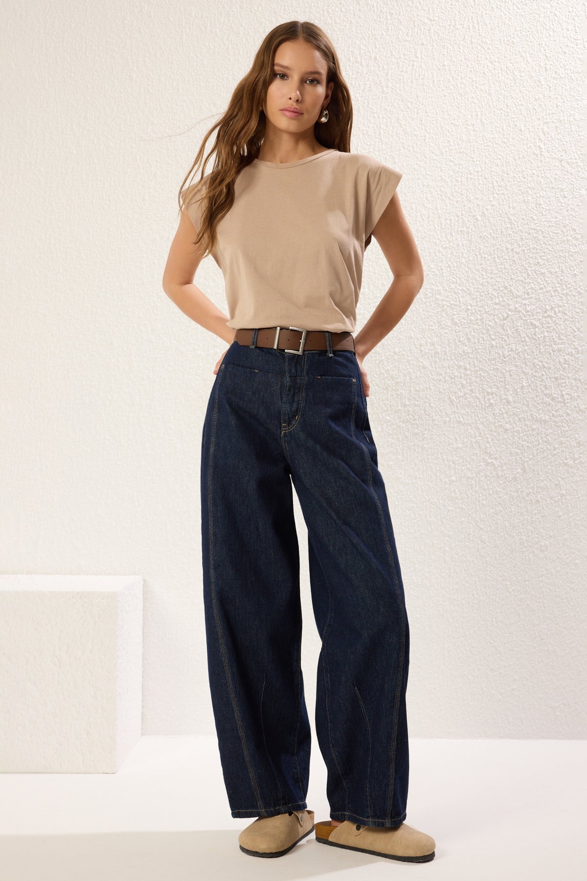Trendyolmilla Ekru Kahverengi Kemerli Dikiş Detaylı Yüksek Bel Barrel Baggy Jeans TWOSS25JE00182