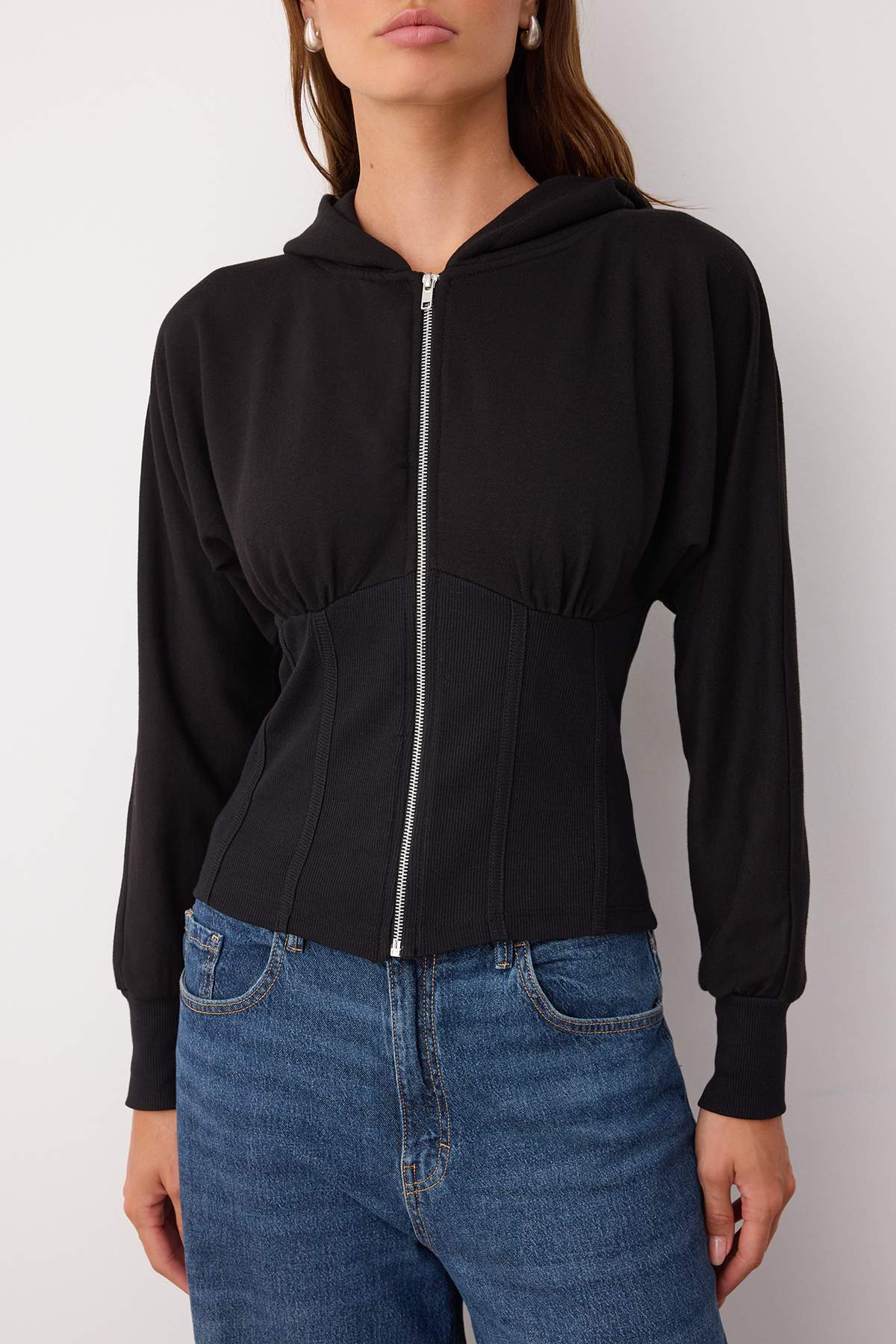Siyah Fermuarlı Kapüşonlu Belden Oturmalı Esnek Örme Sweatshirt TWOAW26SW00012