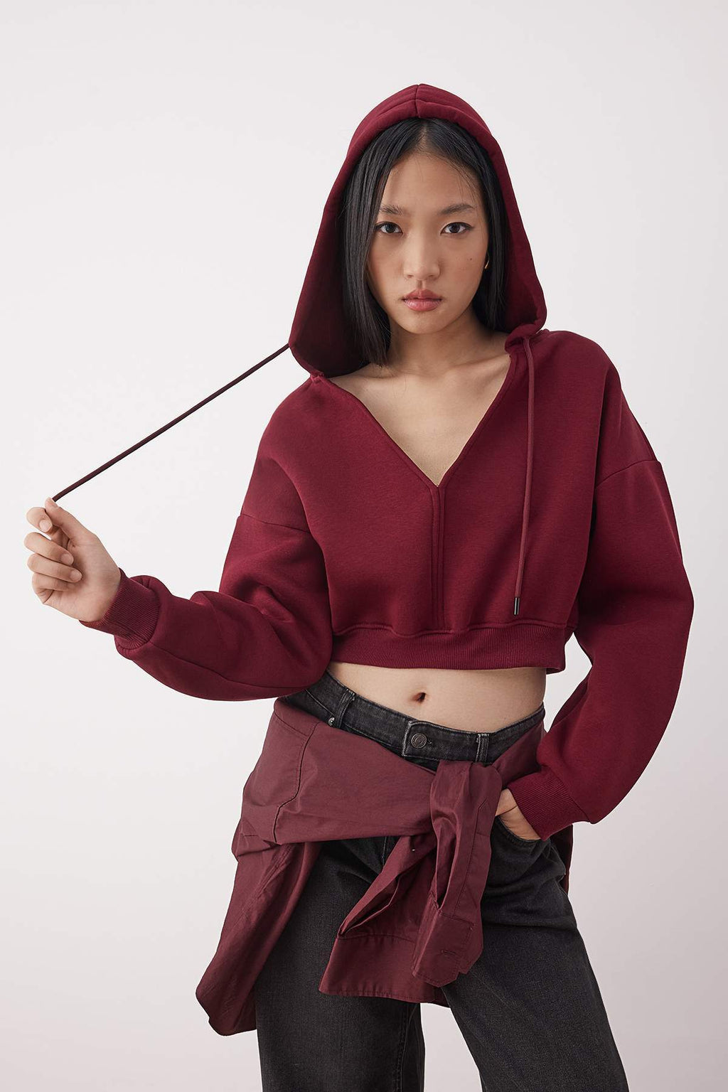 Trendyolmilla Siyah Kalın İçi Polarlı Kapüşonlu V Yaka Rahat Kesim Crop Örme Sweatshirt TWOAW23SW00096