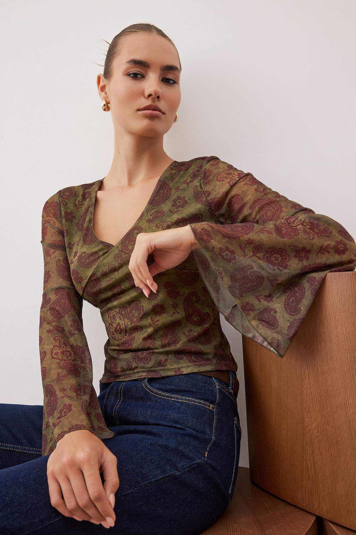 Trendyolmilla Çok Renkli Boho/Boho Chic Baskılı V yaka İspanyol Kol Tül Esnek Örme Bluz TWOAW26BZ00239