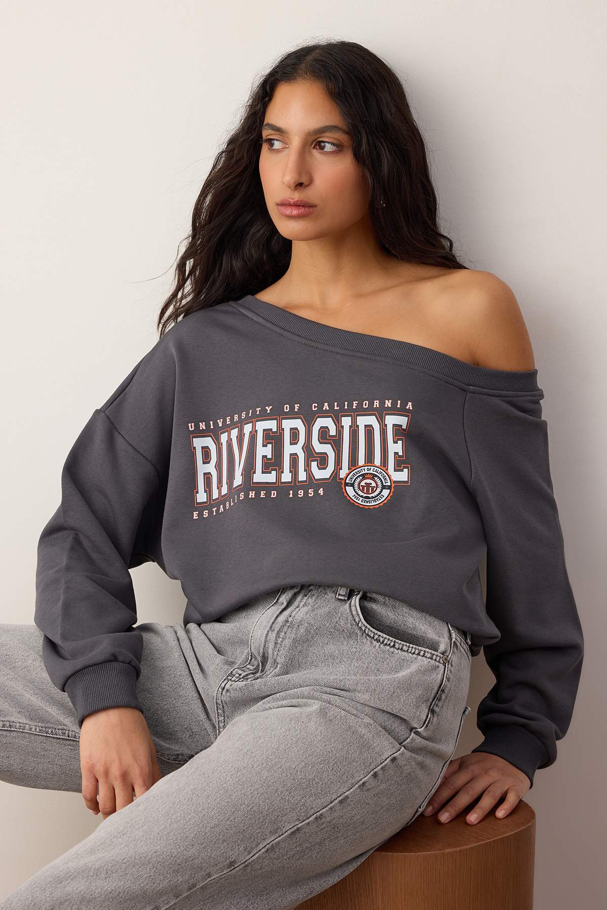 Trendyolmilla Teen Antrasit Slogan Baskılı Açık Omuzlu Örme Sweatshirt TWOAW26SW00201 Secondary image